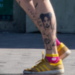 Тату портрет девушки и надпись ЩО ТАМ на ноге у парня – Фото Уличная тату (street tattoo) № 13 – 27.06.2021 2