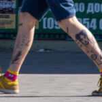 Тату портрет девушки и надпись ЩО ТАМ на ноге у парня – Фото Уличная тату (street tattoo) № 13 – 27.06.2021 3