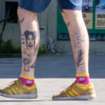 Тату портрет девушки и надпись ЩО ТАМ на ноге у парня – Фото Уличная тату (street tattoo) № 13 – 27.06.2021 4