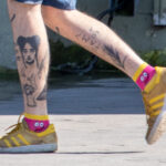 Тату портрет девушки и надпись ЩО ТАМ на ноге у парня – Фото Уличная тату (street tattoo) № 13 – 27.06.2021 5