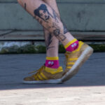 Тату портрет девушки и надпись ЩО ТАМ на ноге у парня – Фото Уличная тату (street tattoo) № 13 – 27.06.2021 8