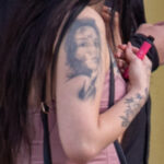 Тату портрет девушки на правом плече у девушки – Фото Уличная тату (street tattoo) № 13 – 27.06.2021 4