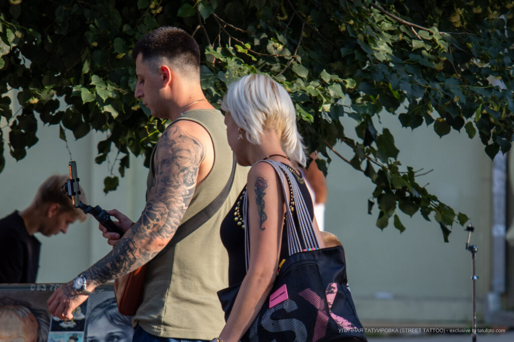 Тату роза и змея на плече девушки – Фото Уличная тату (street tattoo) № 13 – 27.06.2021 1