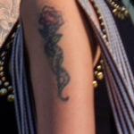 Тату роза и змея на плече девушки – Фото Уличная тату (street tattoo) № 13 – 27.06.2021 2