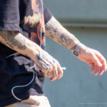 Тату розы и надписи на пальцах рук парня – Фото Уличная тату (street tattoo) № 13 – 27.06.2021 2