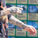 Тату розы и надписи на пальцах рук парня – Фото Уличная тату (street tattoo) № 13 – 27.06.2021 3