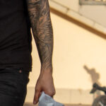 Тату рукава у парня с розами и крыльями – Фото Уличная тату (street tattoo) № 13 – 27.06.2021 6