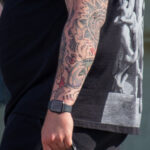 Тату рукам из мелких рисунков на левой руке мужчины – Фото Уличная тату (street tattoo) № 13 – 27.06.2021 2