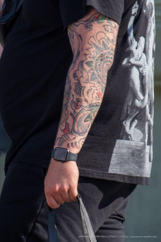 Тату рукам из мелких рисунков на левой руке мужчины – Фото Уличная тату (street tattoo) № 13 – 27.06.2021 2