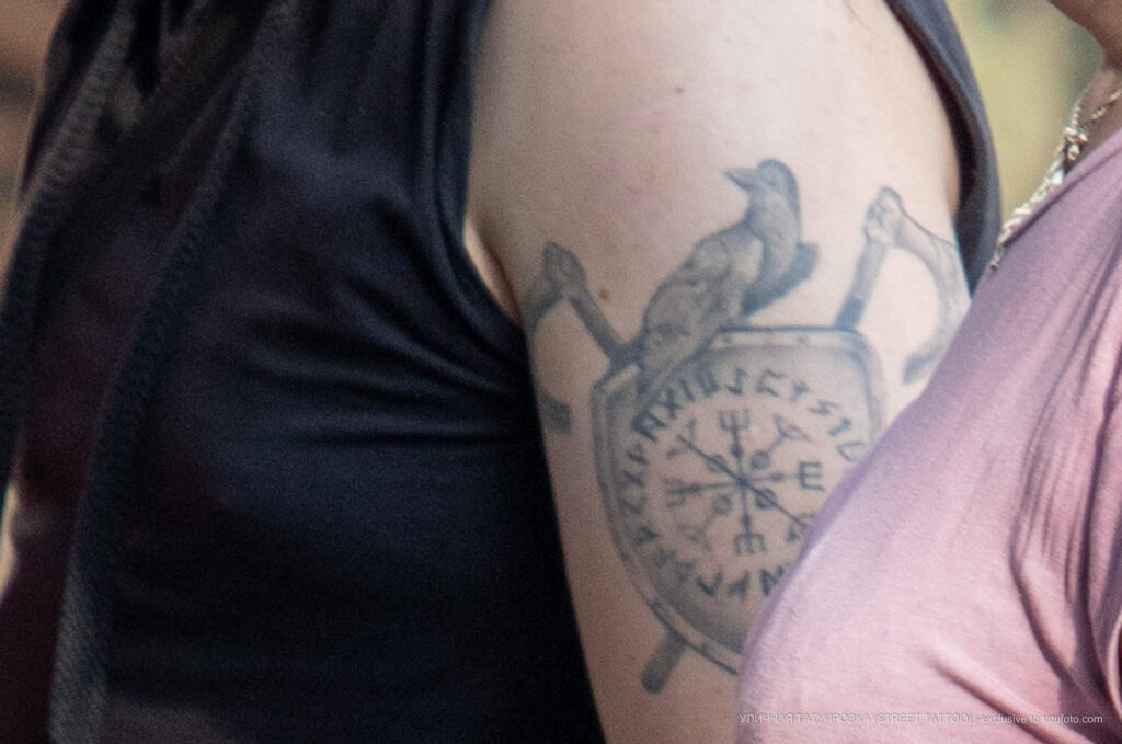 Тату с вороном, щитом и топорами с рунами на плече парня – Фото Уличная тату (street tattoo) № 13 – 27.06.2021 1