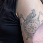 Тату с вороном, щитом и топорами с рунами на плече парня – Фото Уличная тату (street tattoo) № 13 – 27.06.2021 1