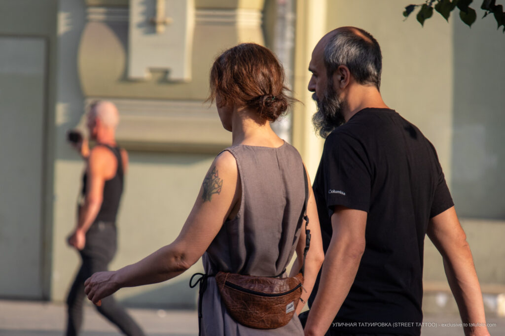 Тату с грибами на левом плече женщины – Фото Уличная тату (street tattoo) № 13 – 27.06.2021 2