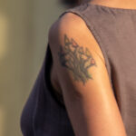 Тату с грибами на левом плече женщины – Фото Уличная тату (street tattoo) № 13 – 27.06.2021 3