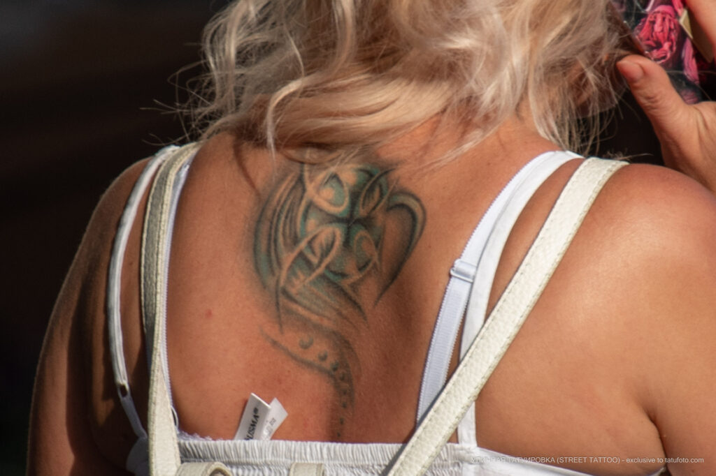 Тату с крестом и узорами на спине между лопаток девушки – Фото Уличная тату (street tattoo) № 13 – 27.06.2021 3