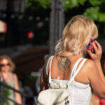 Тату с крестом и узорами на спине между лопаток девушки – Фото Уличная тату (street tattoo) № 13 – 27.06.2021 4