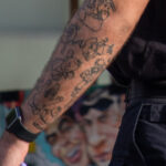 Тату с мультяшками из Шрека и Спанч Боба на руке парня – Фото Уличная тату (street tattoo) № 13 – 27.06.2021 6