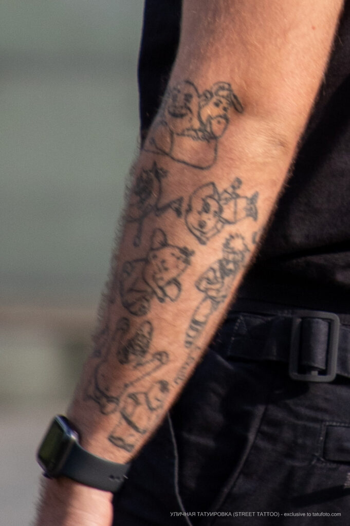Тату с мультяшками из Шрека и Спанч Боба на руке парня – Фото Уличная тату (street tattoo) № 13 – 27.06.2021 7