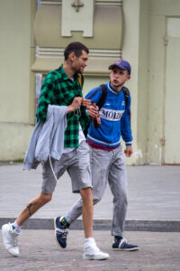 Фото татуировок на ногах мужчин. Татуировка логотипа Jumpman на голени, татуировки на руках и плечах.