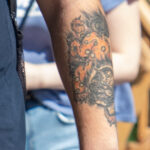 Тату с тигром на левой руке парня – Фото Уличная тату (street tattoo) № 13 – 27.06.2021 2