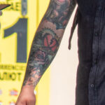 Тату с цветами и сердцем на руках парня – Фото Уличная тату (street tattoo) № 13 – 27.06.2021 4