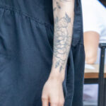Тату с цветами контуром на левой руке девушки – Фото Уличная тату (street tattoo) № 13 – 27.06.2021 8
