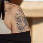 Тату с цветами на левом плече девушки – Фото Уличная тату (street tattoo) № 13 – 27.06.2021 3