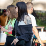 Тату с цветами на левом плече девушки – Фото Уличная тату (street tattoo) № 13 – 27.06.2021 6