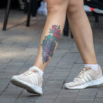 Тату сиреневые и красные розы внизу левой ноги девушки – Фото Уличная тату (street tattoo) № 13 – 27.06.2021 11