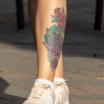 Тату сиреневые и красные розы внизу левой ноги девушки – Фото Уличная тату (street tattoo) № 13 – 27.06.2021 6