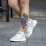 Тату сиреневые и красные розы внизу левой ноги девушки – Фото Уличная тату (street tattoo) № 13 – 27.06.2021 9