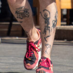 Тату скелет и тоннель с рельсами на ногах парня – Фото Уличная тату (street tattoo) № 13 – 27.06.2021 2
