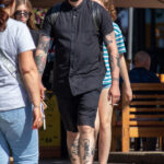 Тату скелет и тоннель с рельсами на ногах парня – Фото Уличная тату (street tattoo) № 13 – 27.06.2021 3