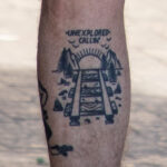 Тату скелет и тоннель с рельсами на ногах парня – Фото Уличная тату (street tattoo) № 13 – 27.06.2021 7