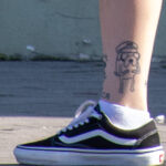 Тату смешной пес в фуражке внизу ноги девушки – Фото Уличная тату (street tattoo) № 13 – 27.06.2021 2