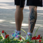 Тату топор, граммофон и чумной доктор на ноге парня – Фото Уличная тату (street tattoo) № 13 – 27.06.2021 12