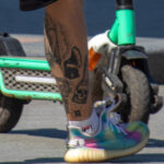 Тату топор, граммофон и чумной доктор на ноге парня – Фото Уличная тату (street tattoo) № 13 – 27.06.2021 2