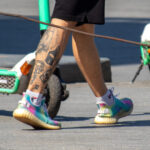 Тату топор, граммофон и чумной доктор на ноге парня – Фото Уличная тату (street tattoo) № 13 – 27.06.2021 3