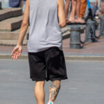 Тату топор, граммофон и чумной доктор на ноге парня – Фото Уличная тату (street tattoo) № 13 – 27.06.2021 5