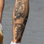 Тату топор, граммофон и чумной доктор на ноге парня – Фото Уличная тату (street tattoo) № 13 – 27.06.2021 7