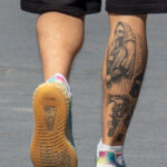 Тату топор, граммофон и чумной доктор на ноге парня – Фото Уличная тату (street tattoo) № 13 – 27.06.2021 9