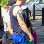 Тату трайбл узор на правом плече мужчины – Фото Уличная тату (street tattoo) № 13 – 27.06.2021 2