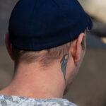 Тату трайбл узор на шее за правым ухом парня – Фото Уличная тату (street tattoo) № 13 – 27.06.2021 2