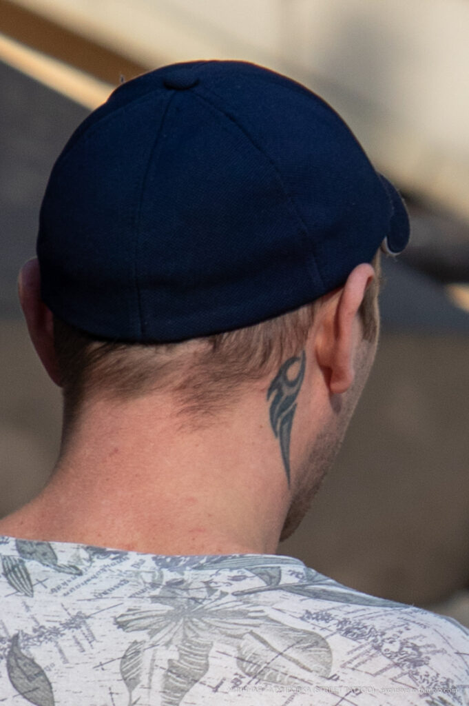 Тату трайбл узор на шее за правым ухом парня – Фото Уличная тату (street tattoo) № 13 – 27.06.2021 2