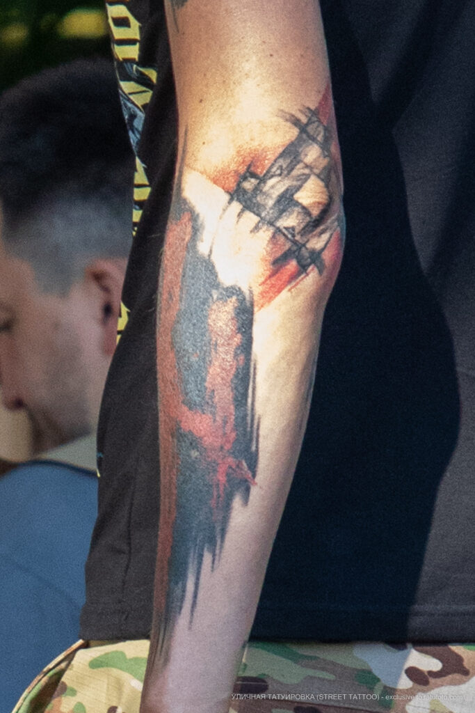 Тату узоры в стиле треш-полька на левой руке мужчины – Фото Уличная тату (street tattoo) № 13 – 27.06.2021 2