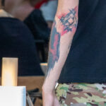 Тату узоры в стиле треш-полька на левой руке мужчины – Фото Уличная тату (street tattoo) № 13 – 27.06.2021 4