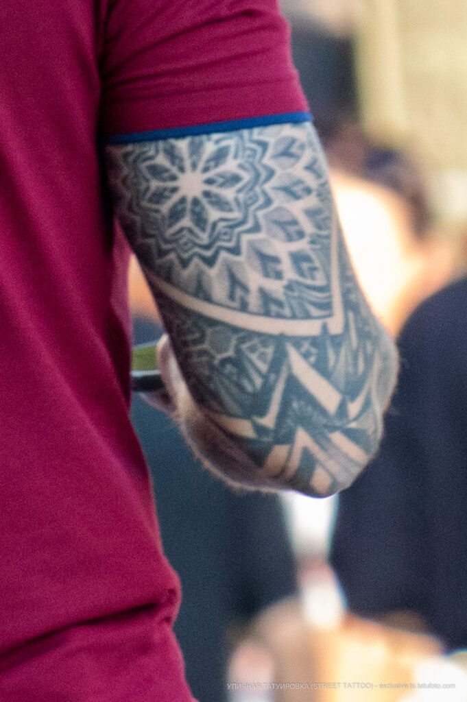 Тату узоры и геометрические узоры на правой руке у парня – Фото Уличная тату (street tattoo) № 13 – 27.06.2021 2