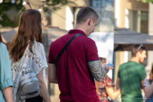 Фото тату на предплечье мужчины: детализированный геометрический рисунок в черных тонах, с акцентом на сложные узоры и линии.