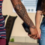 Тату узоры на правой руке у парня и звезда на локте – Фото Уличная тату (street tattoo) № 13 – 27.06.2021 1
