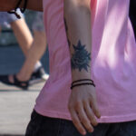 Тату цветок розы на левом запястье молодого парня – Фото Уличная тату (street tattoo) № 13 – 27.06.2021 2