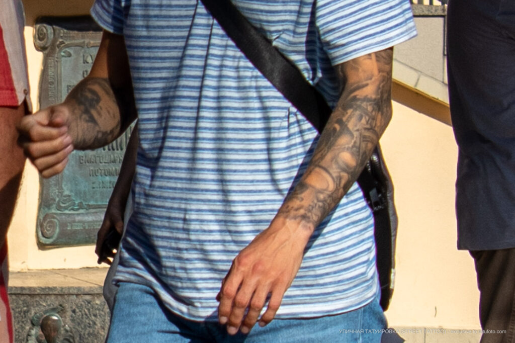 Тату череп и весы на руках парня – Фото Уличная тату (street tattoo) № 13 – 27.06.2021 4